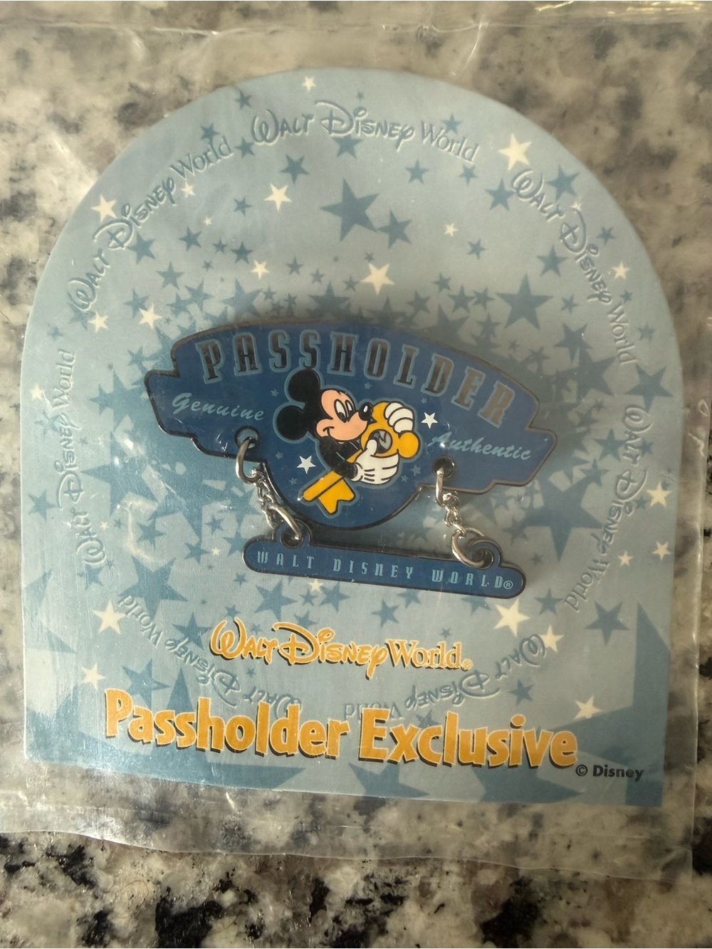 2002 Walt Disney World Mickey Mouse Annual Passholder exclusive dangle Key Pin